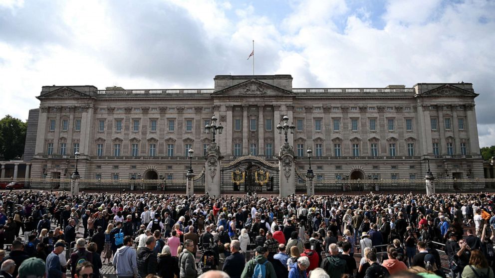 PHOTO: Crowds gather outside Buckingham Palace on Sept. 9, 2022 in London.
