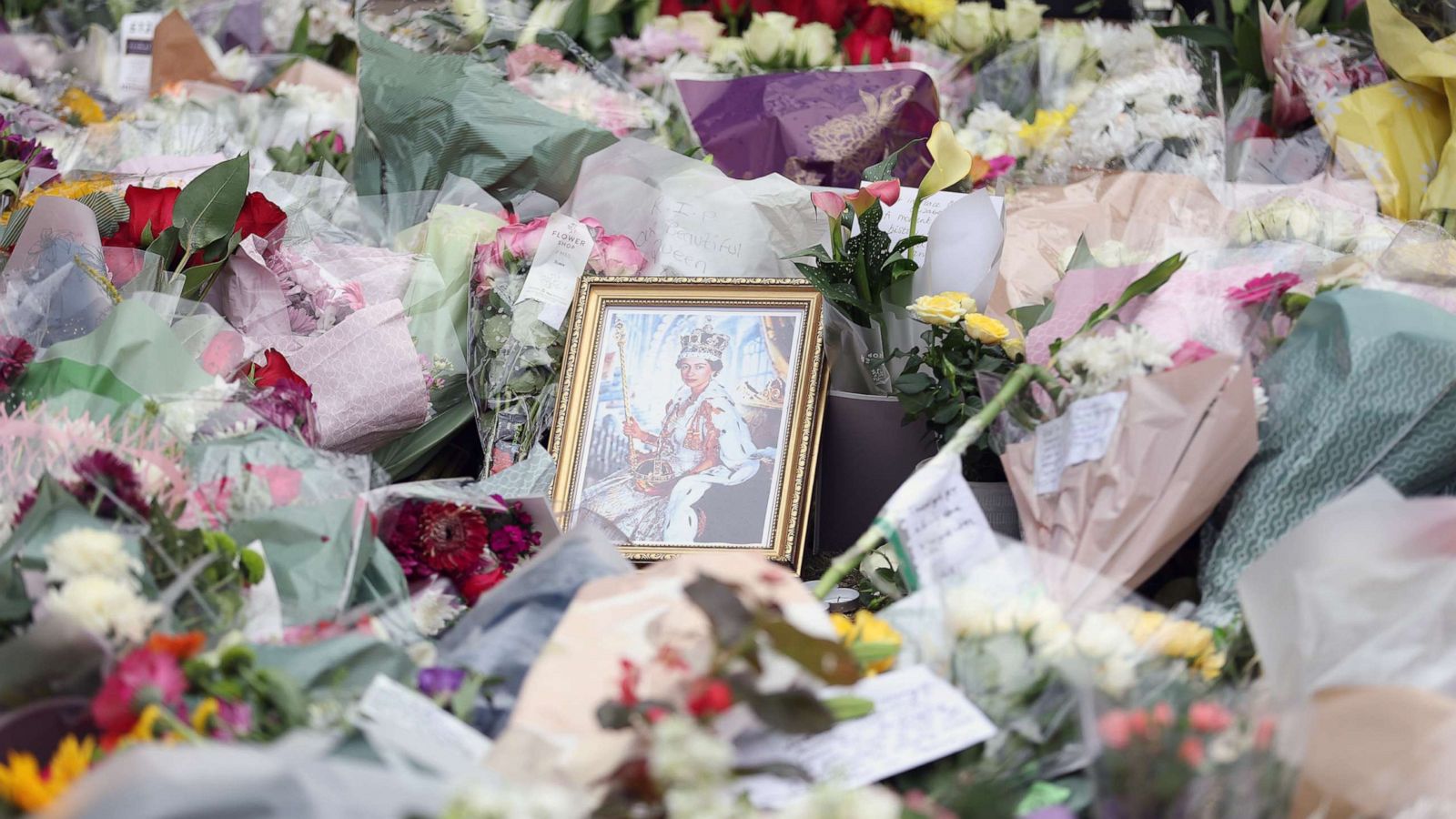 PHOTO: Floral tributes are laid outside the gates to Windsor Castle on Sept. 9, 2022 in Windsor, U.K.