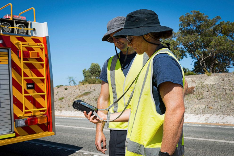 Zdjęcie: Trwają poszukiwania radioaktywnej kapsuły, która prawdopodobnie spadła z ciężarówki przewożonej drogą towarową na obrzeżach Perth w Australii, 28 stycznia 2023 r.