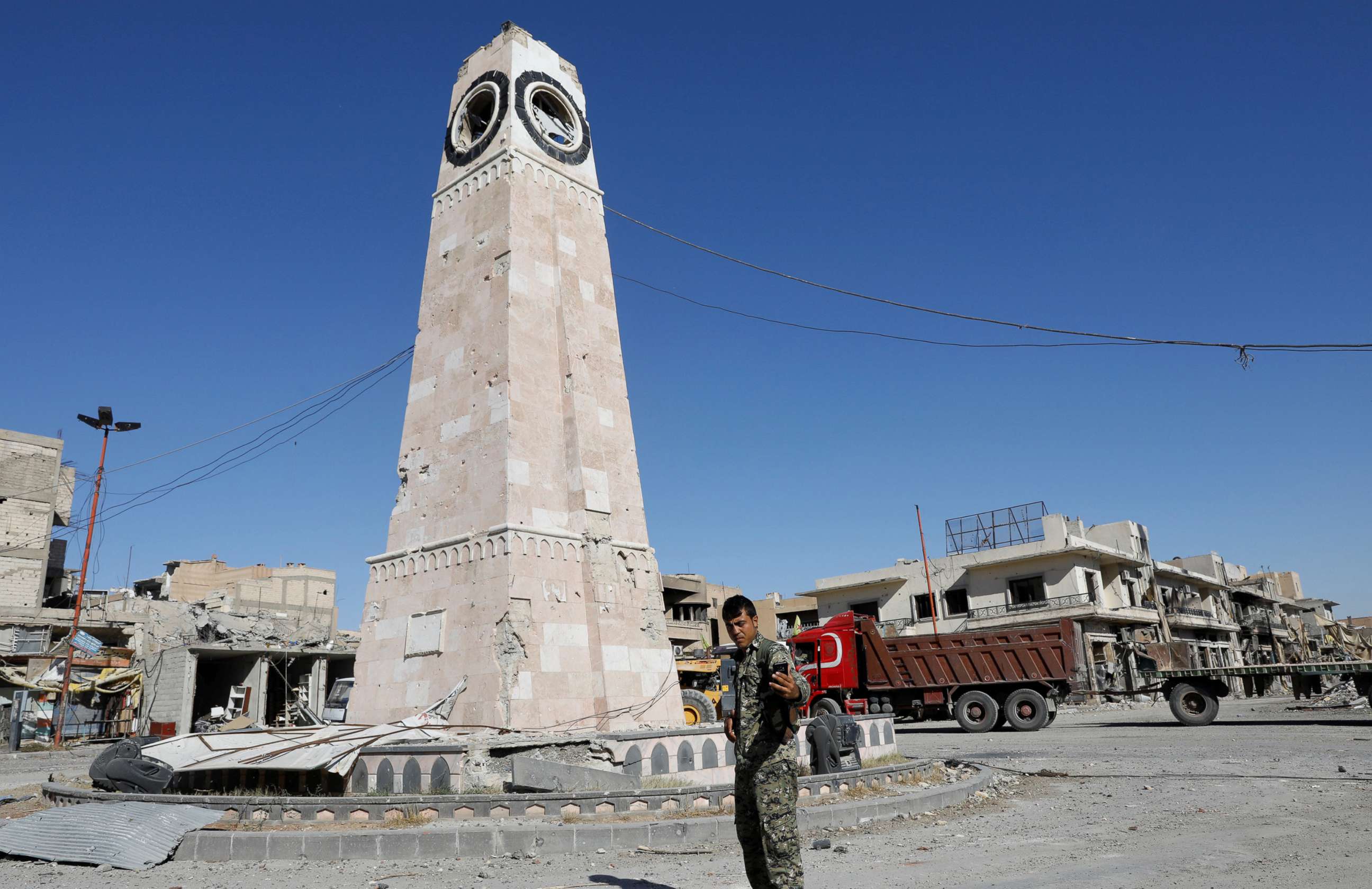 PHOTO: A fighter of Syrian Democratic Forces takes a selfie at a clock tower in Raqqa, Syria Oct. 18, 2017.