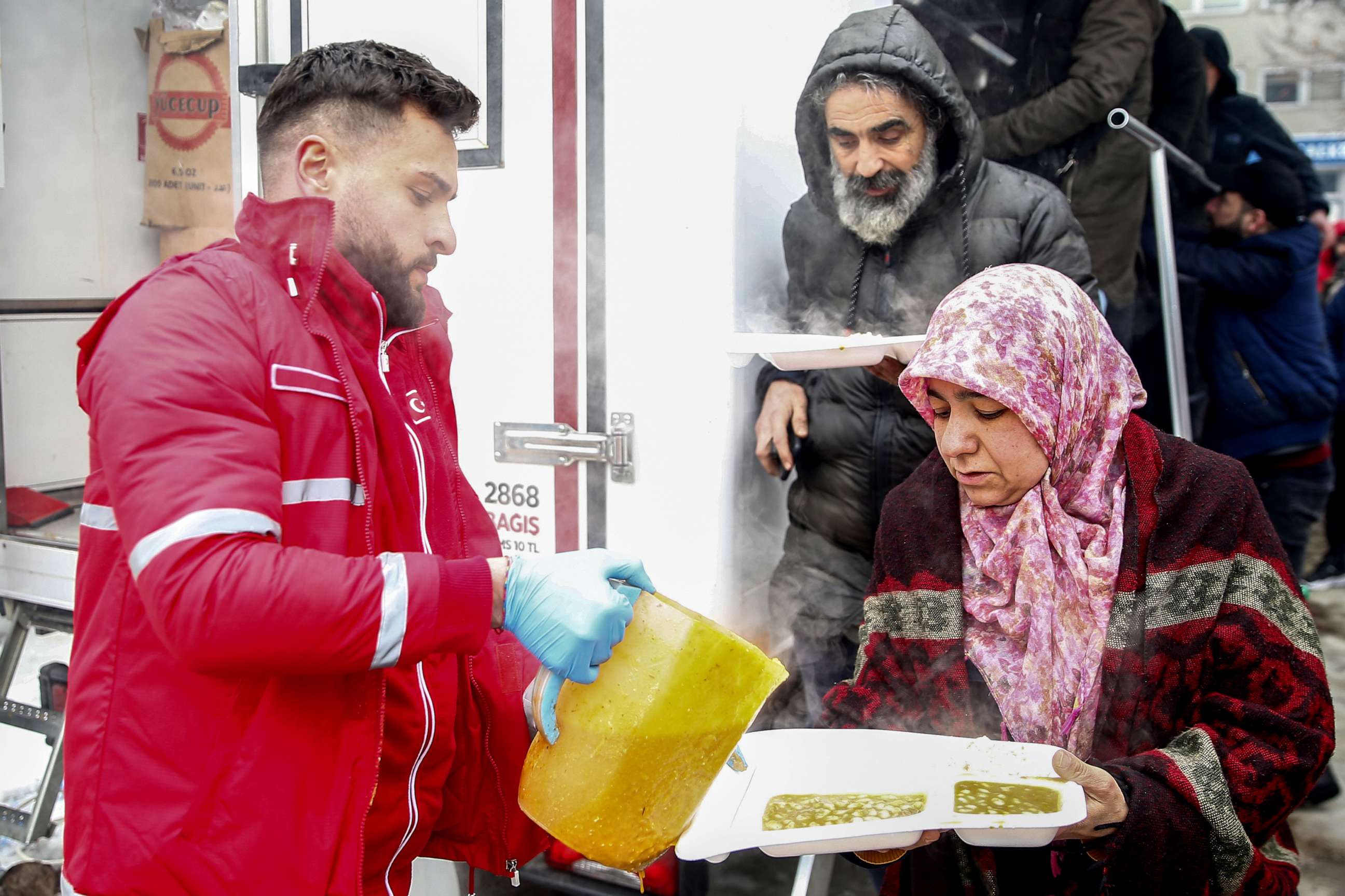 PHOTO: Turkish Red Crescent teams distribute hot meals to the earthquake victims in Malatya, Turkey, after 7.7 and 7.6 magnitude earthquakes hits Turkey and Syria, on Feb. 6, 2023.