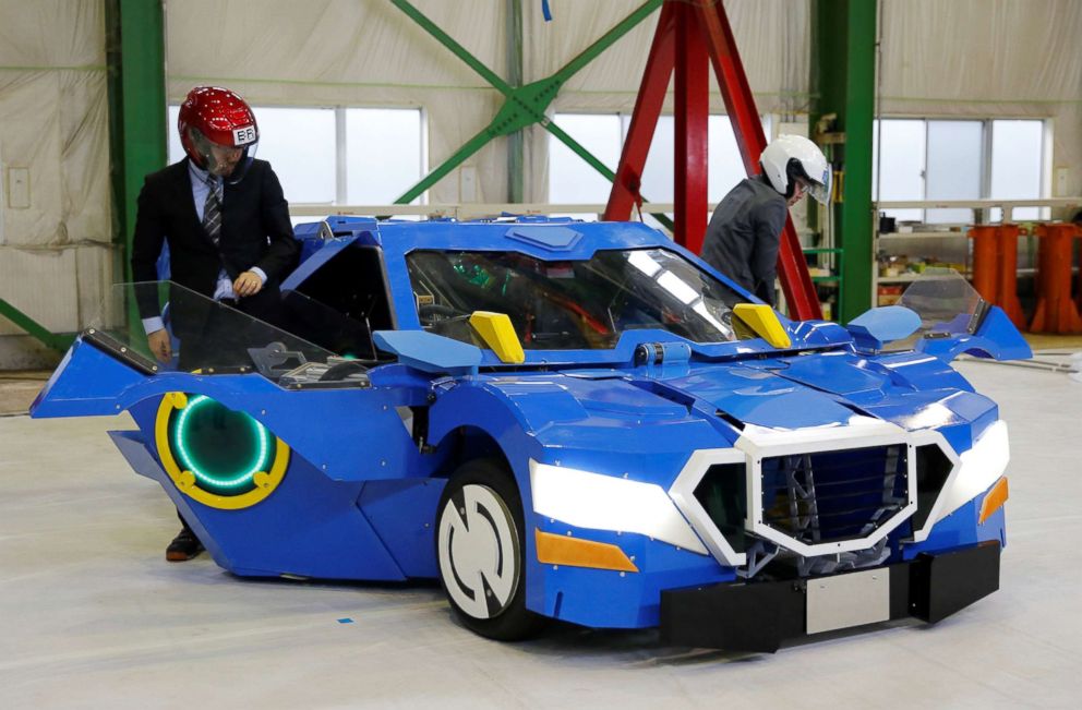 PHOTO: A new transforming robot called "J-deite RIDE" that transforms itself into a passenger vehicle, during its unveiling at a factory near Tokyo, Japan, April 25, 2018.