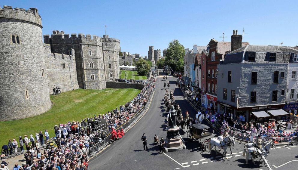 PHOTO: Spectators line the route to watch the rehearsal for the wedding of Britain's Prince Harry and Meghan Markle in Windsor, England, May 17, 2018.
