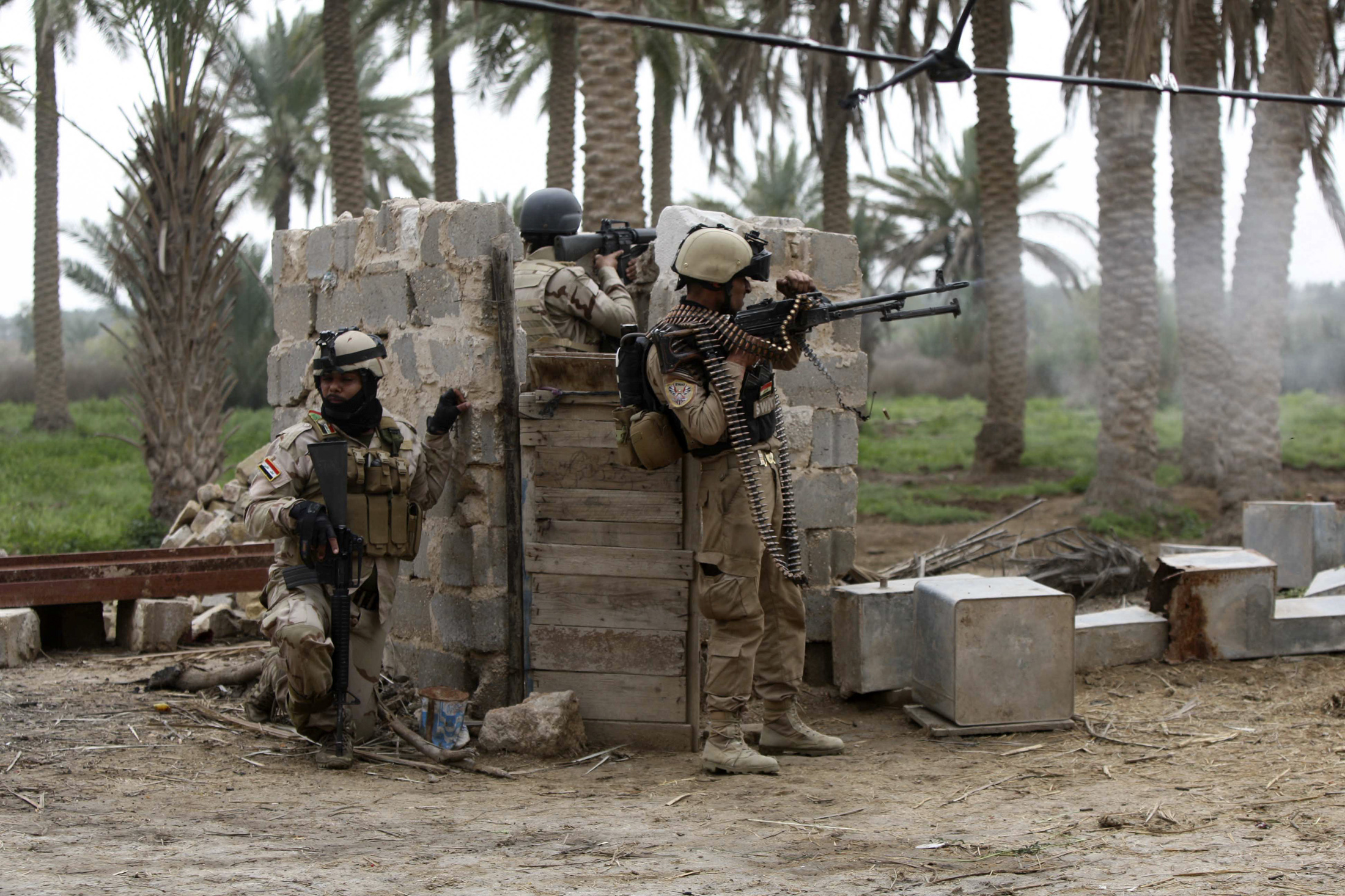 PHOTO: Personnel from Iraqi security forces take position with their weapons during clashes with the al Qaeda-linked Islamic State in Iraq and the Levant (ISIL) in Jurf al-Sakhar south of the Iraqi capital Baghdad, March 19, 2014. 