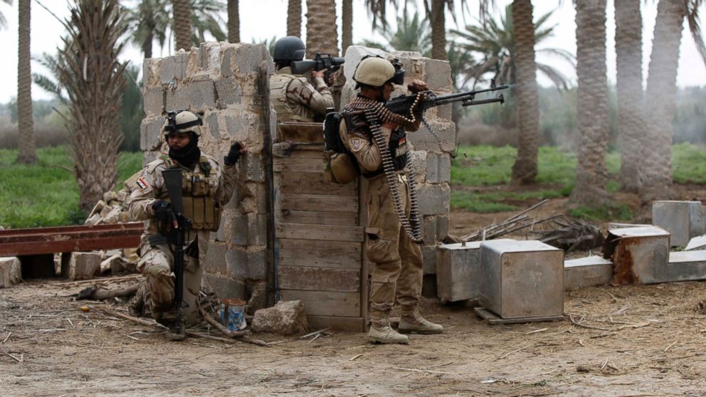 PHOTO: Personnel from Iraqi security forces take position with their weapons during clashes with the al Qaeda-linked Islamic State in Iraq and the Levant (ISIL) in Jurf al-Sakhar south of the Iraqi capital Baghdad, March 19, 2014. 