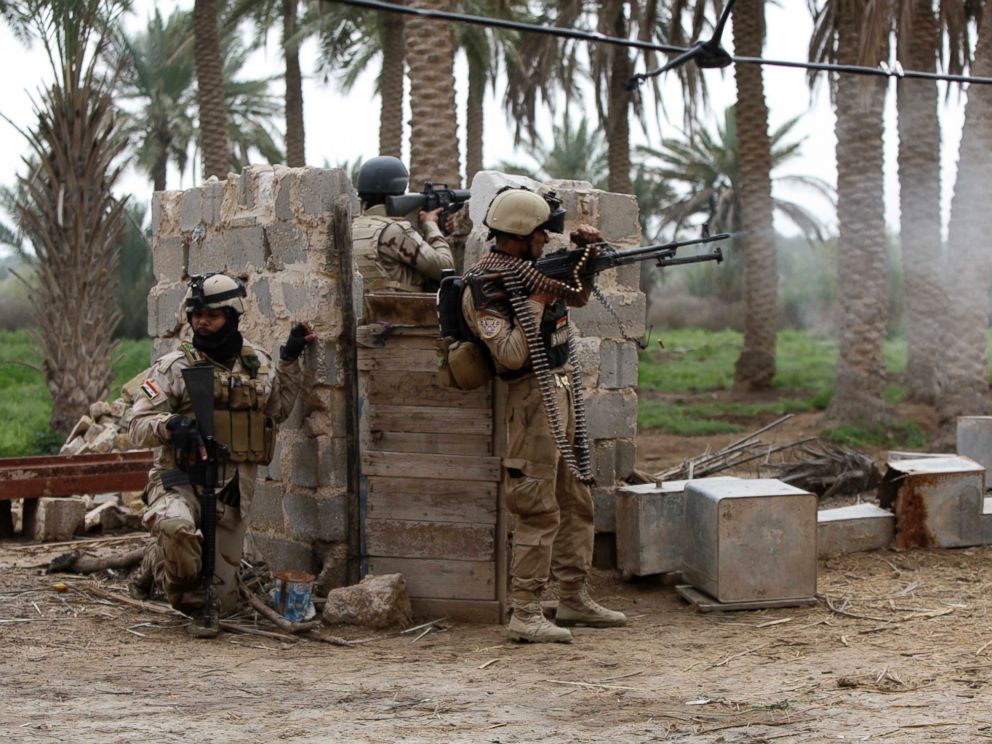 PHOTO: Personnel from Iraqi security forces take position with their weapons during clashes with the al Qaeda-linked Islamic State in Iraq and the Levant (ISIL) in Jurf al-Sakhar south of the Iraqi capital Baghdad, March 19, 2014.