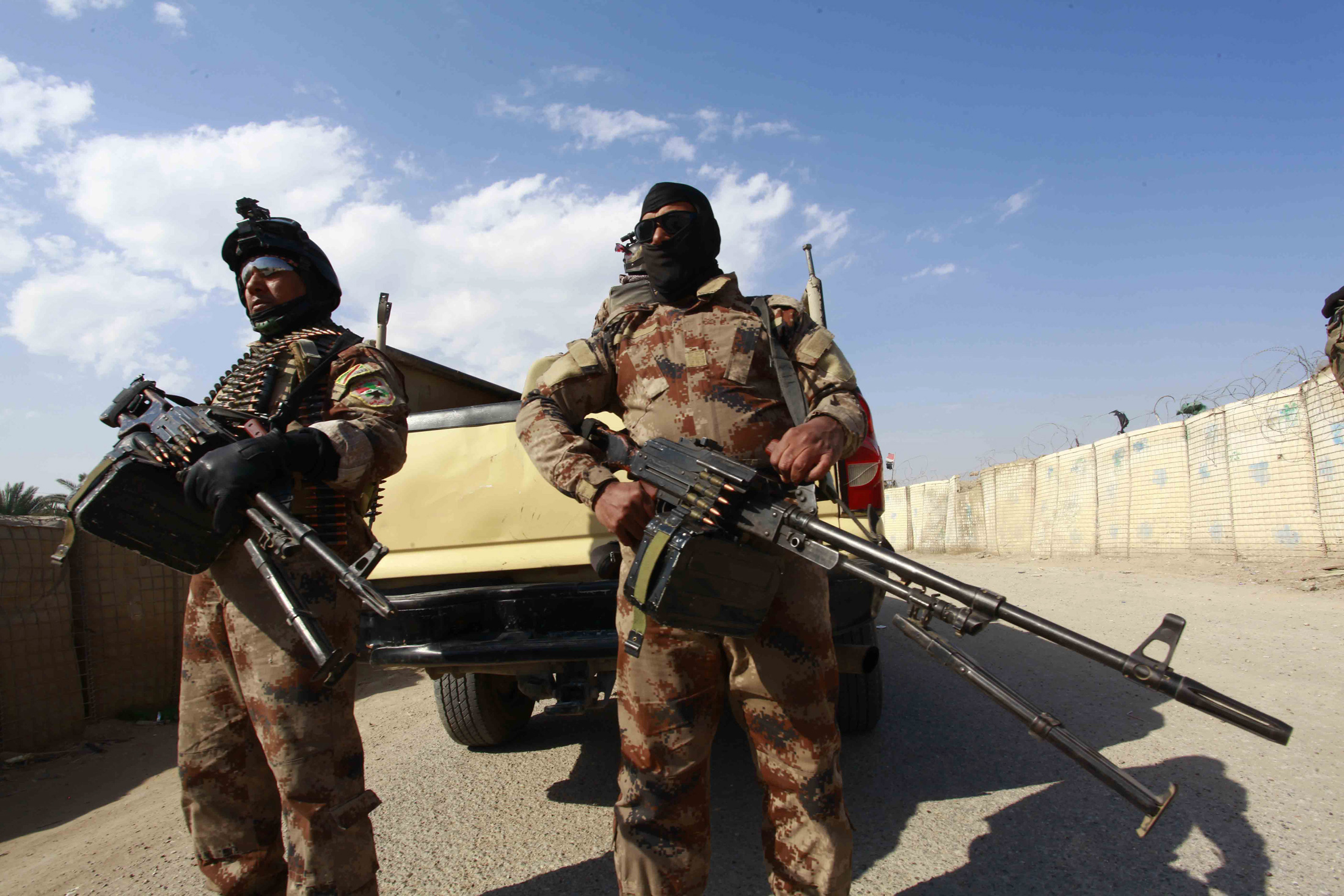 PHOTO: Iraqi security forces take position with their weapons during clashes with the al Qaeda-linked Islamic State in Iraq and the Levant (ISIL) in Jurf al-Sakhar, Iraq, Feb. 15, 2014. 