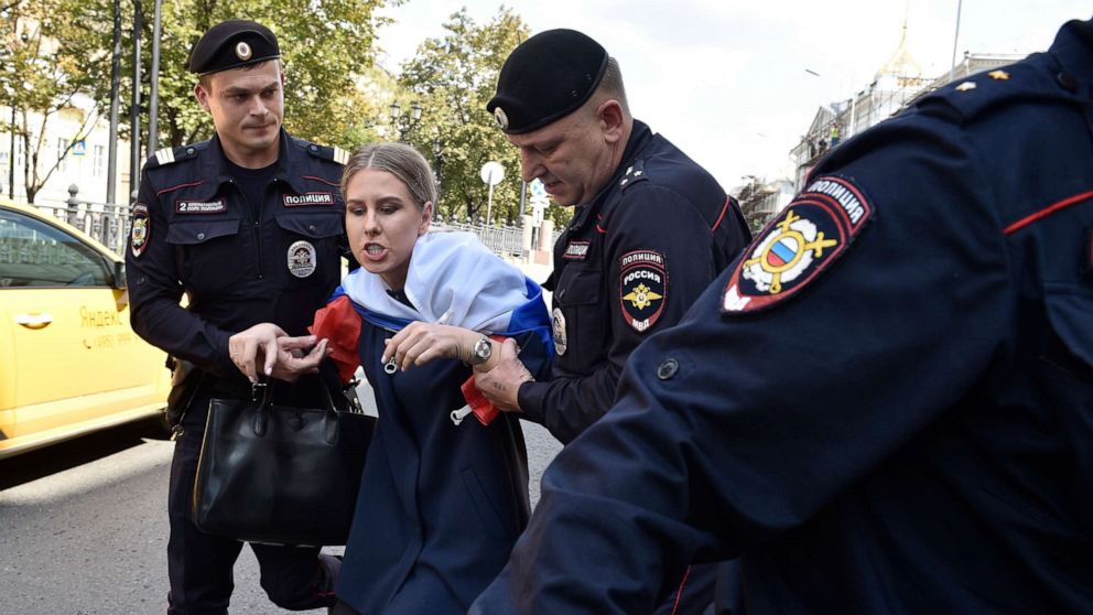 PHOTO:Police officers detain an opposition candidate and lawyer at the Foundation for Fighting Corruption Lyubov Sobol prior to an unsanctioned rally in the center of Moscow, July 27, 2019. 