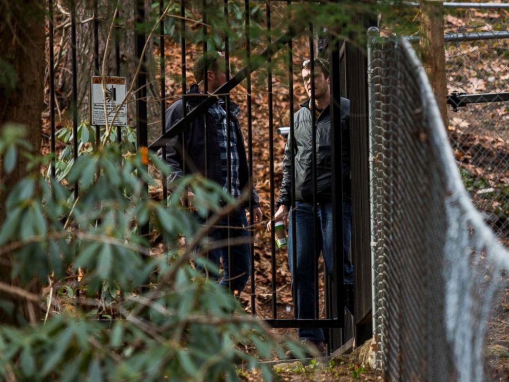 PHOTO: Security members stand guard, Dec. 31, 2016, at a Russian compound in Upper Brookville, N.Y., one day after the compound was closed.