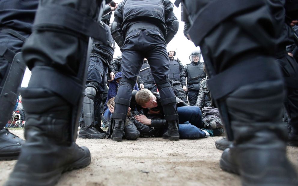 PHOTO: Russian police detain protesters at a demonstration against President Vladimir Putin in St.Petersburg, Russia, May 5, 2018.