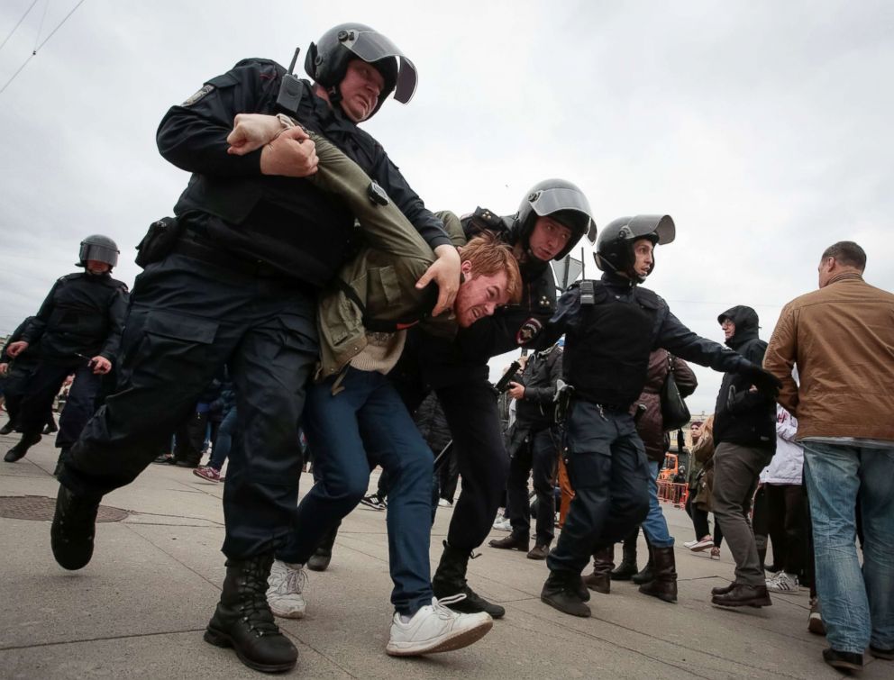 PHOTO: Policemen detain an opposition supporter during a protest ahead of President Vladimir Putin's inauguration ceremony, in St. Petersburg, Russia, May 5, 2018.