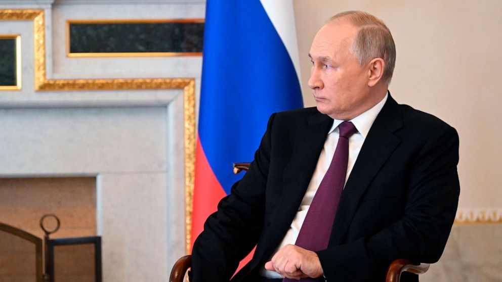 FOTO: Der russische Präsident Wladimir Putin hört dem Präsidenten der Vereinigten Arabischen Emirate Scheich Mohamed bin Zayed Al Nahyan während ihres Treffens in St. Petersburg, Russland, am Dienstag, den 11. Oktober 2022 zu.