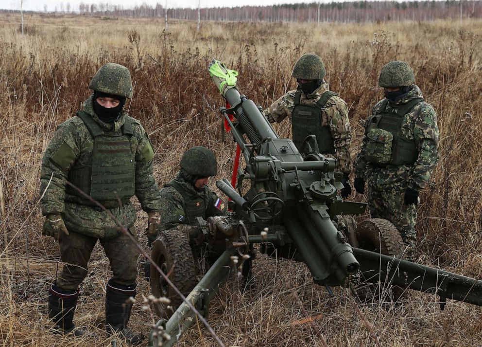 Foto: riservisti e volontari mobilitati dell'esercito russo seguono un addestramento al combattimento congiunto presso il campo di addestramento militare di Aduisky, il 21 ottobre 2022, nella regione russa di Sverdlovsk.