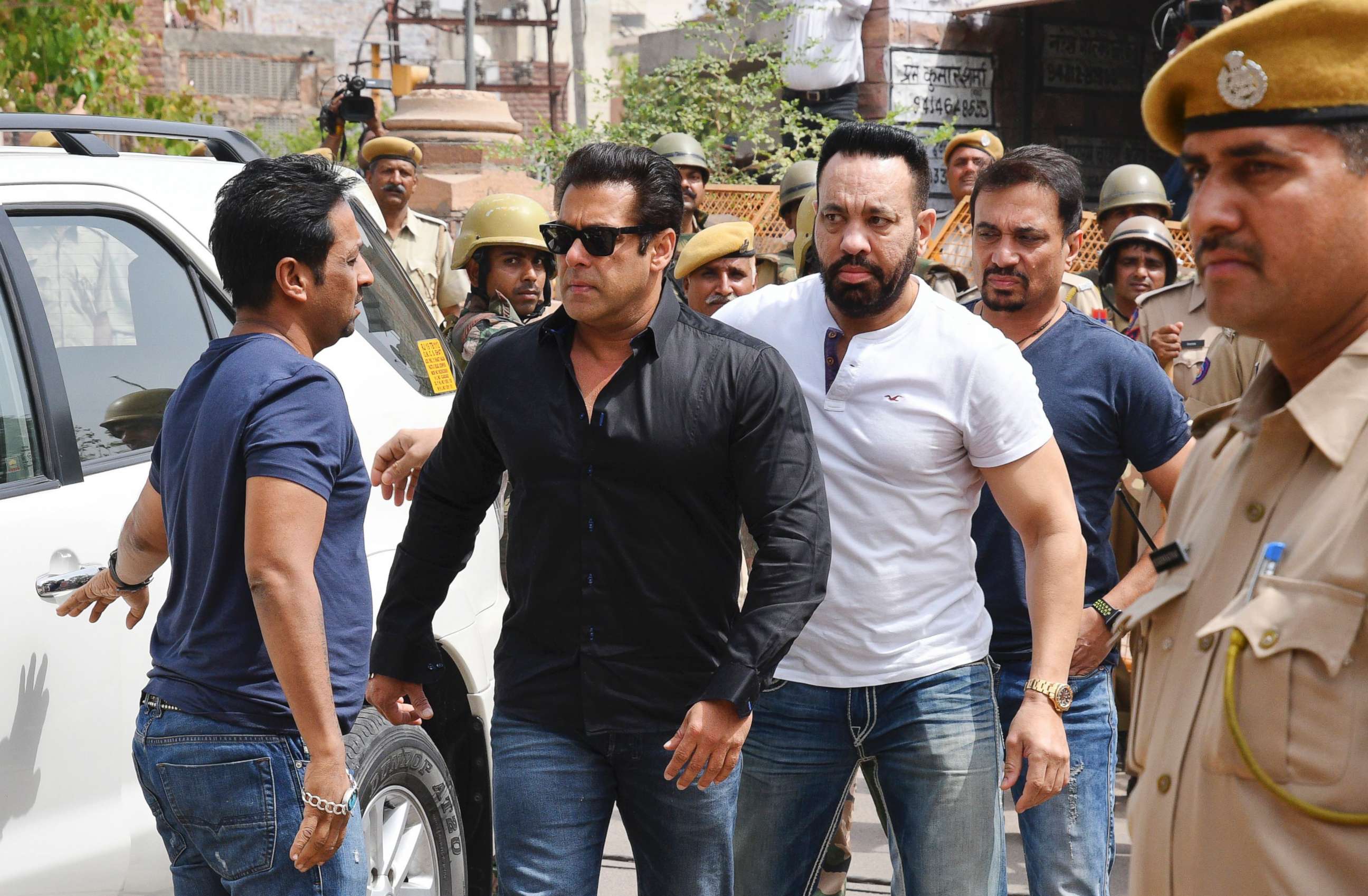 PHOTO: Bollywood star Salman Khan, second left, arrives to appear before a court in Jodhpur, India, April 5, 2018.
