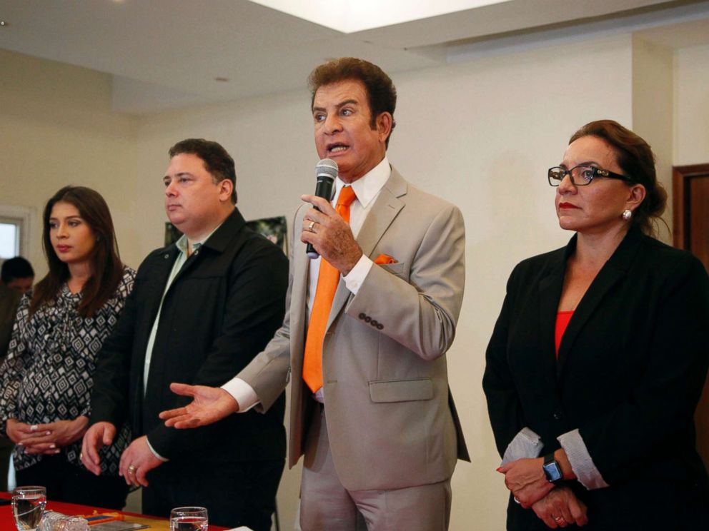 PHOTO: Opposition Alliance presidential candidate Salvador Nasralla gives a press conference at a hotel in Tegucigalpa, Honduras, Nov. 28, 2017.