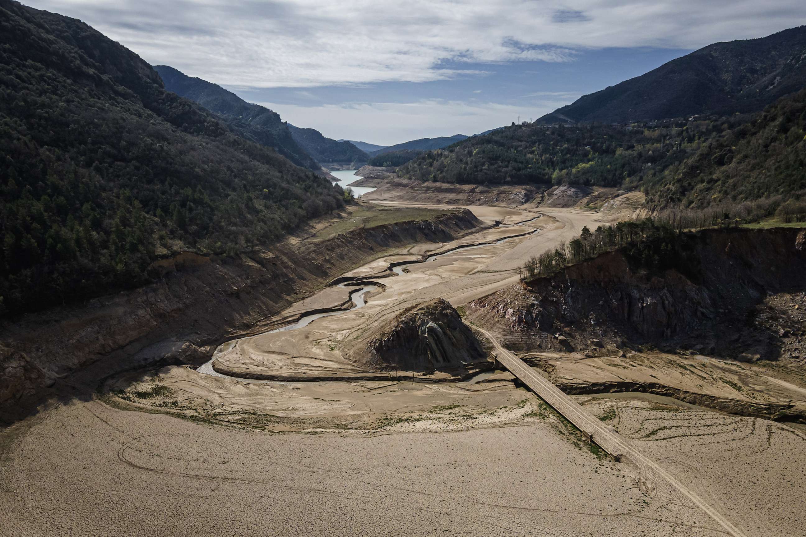PHOTO: The Sau reservoir during extreme drought in Vilanova de Sau, Spain, April 7, 2023. As the drought in Catalonia dries up water reserves, the government has begun to impose water restrictions.