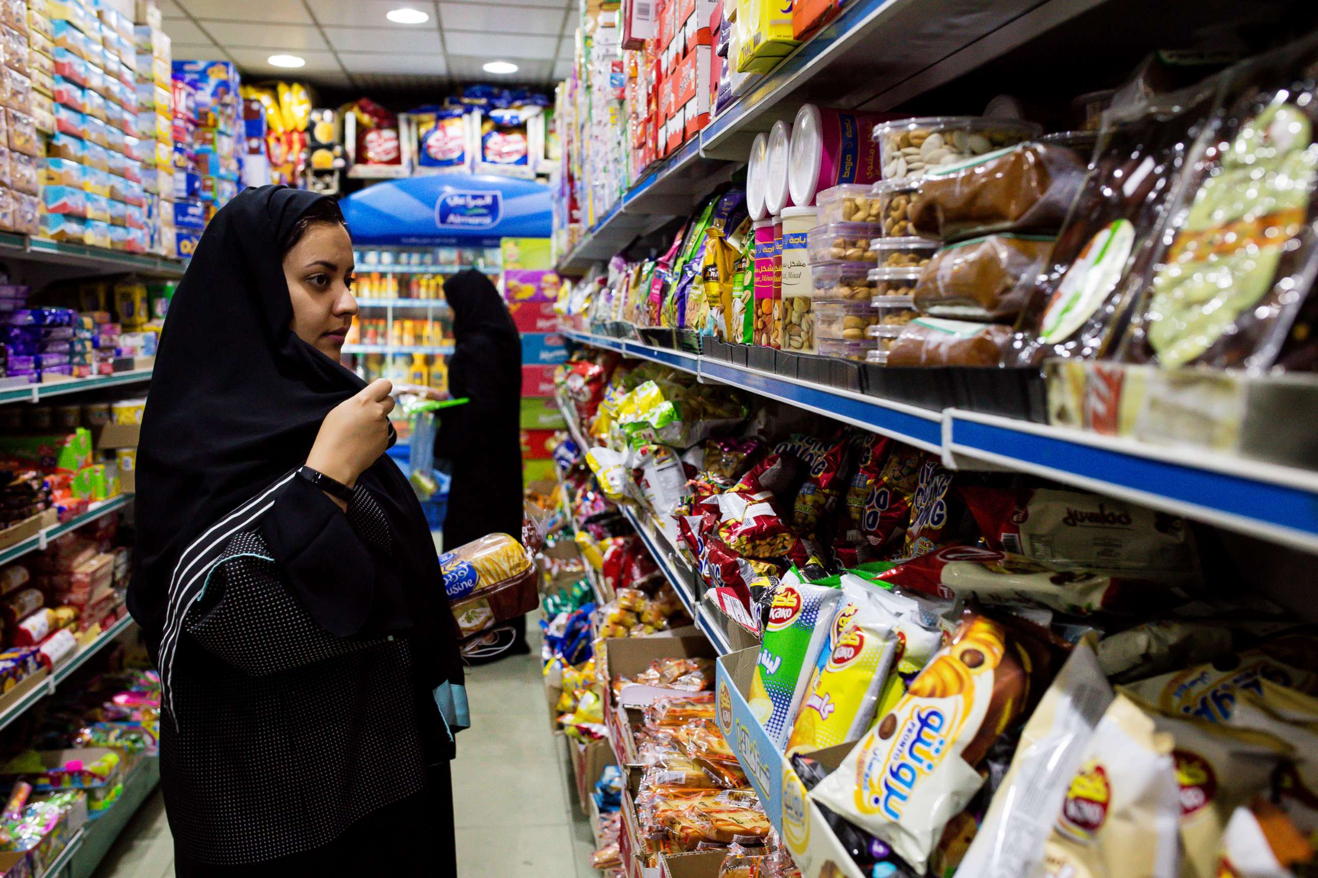 PHOTO: Women browse food products in a grocery store in Jeddah, Saudi Arabia, Aug. 6, 2017. 