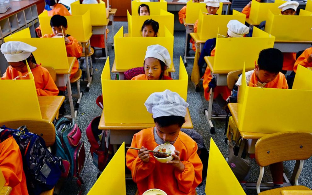 PHOTO:Students eat their lunch on desks with plastic partitions as a preventive measure to curb the spread of COVID-19 at Dajia Elementary School, in Taipei, on April 29, 2020.