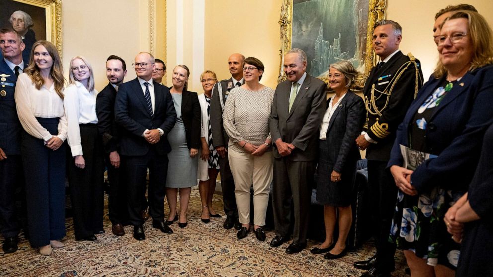 Foto: O líder da maioria no Senado, Chuck Schumer, posa para uma foto com uma delegação oficial da Finlândia e da Suécia em seu escritório em Washington, 3 de agosto de 2022.
