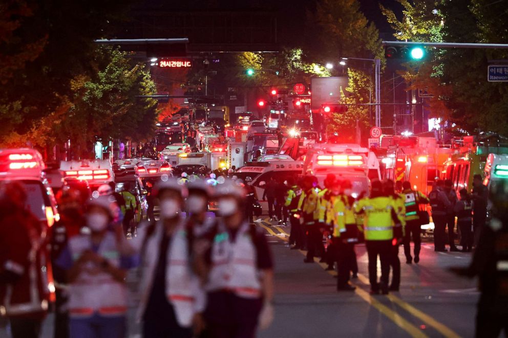 写真: 2022 年 10 月 30 日、韓国のソウルで開催されたハロウィーン フェスティバルで、数十人が押し寄せて負傷した現場で働く PR レスキュー チーム。