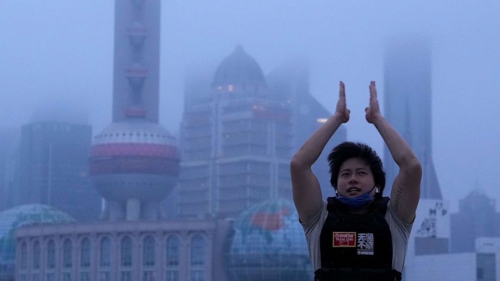 PHOTO: A Shanghai resident exercises along the bund as day breaks, June 1, 2022.