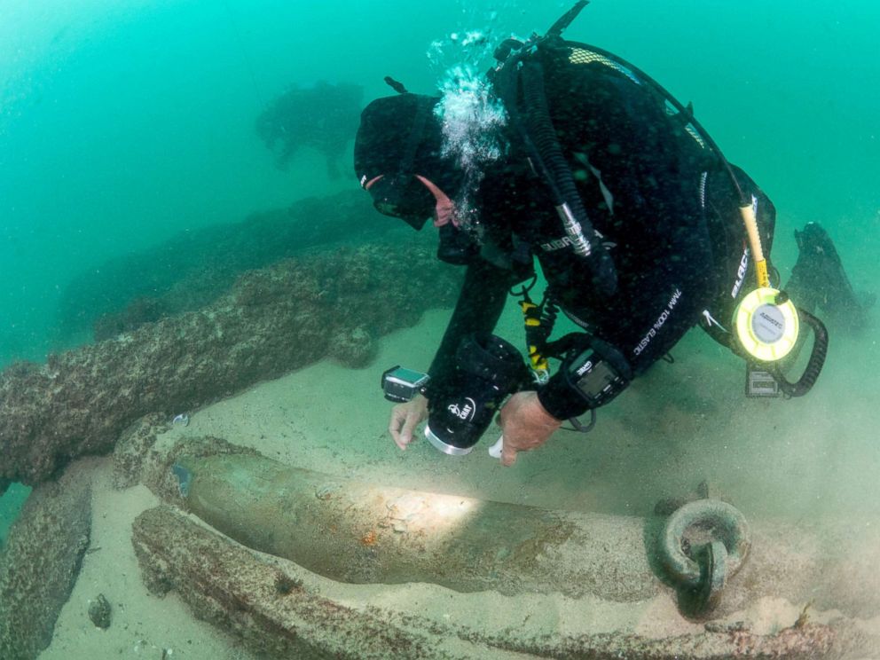 PHOTO: Divers are seen during the discovery of a centuries-old shipwreck in Cascais, Sept. 24, 2018.