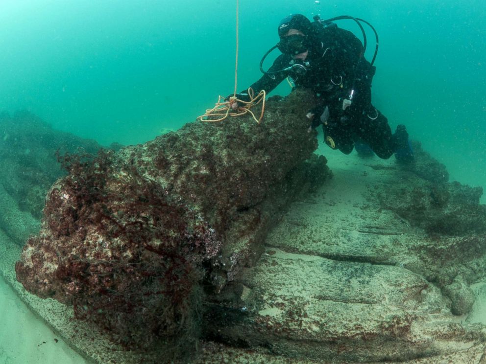 PHOTO: Divers are seen during the discovery of a centuries-old shipwreck in Cascais, Sept. 24, 2018.