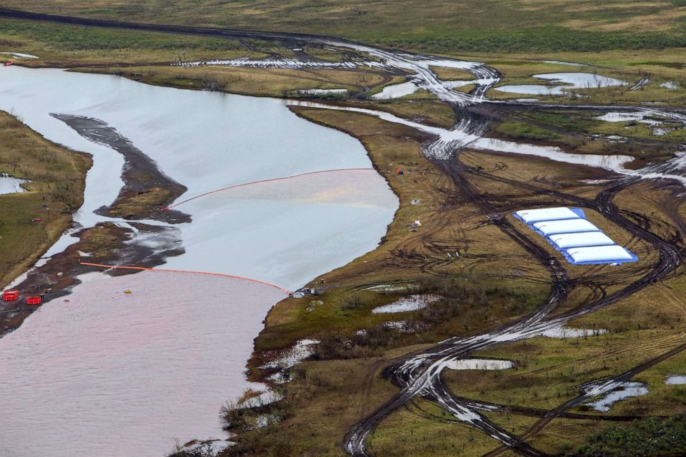 PHOTO: Employees of Russia's state-owned oil pipeline monopoly Transneft take part in a clean-up operation following a massive fuel spill in the Ambarnaya River outside Norilsk on June 10, 2020.