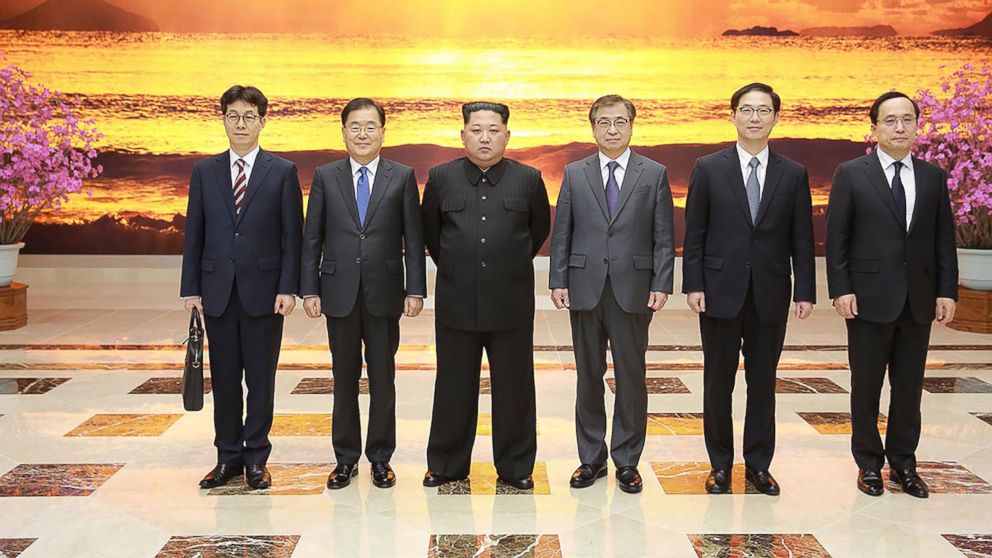 PHOTO: North Korean leader Kim Jong Un poses with South Korean delegation, who traveled as envoys of the South's President Moon Jae-in, during their meeting in Pyongyang, March 5, 2018.