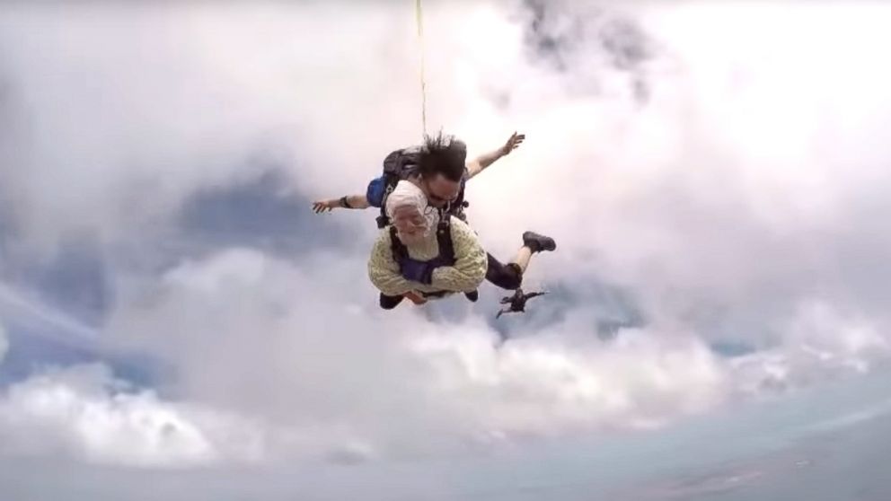 102-year-old becomes oldest skydiver in the world while jumping for ...