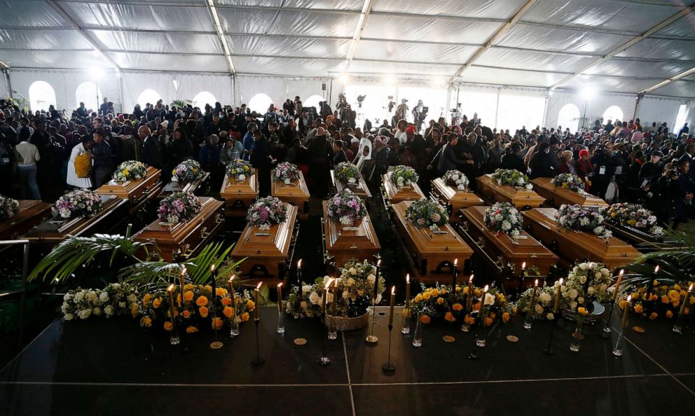 Foto: una veduta delle bare durante un funerale tenuto a Sentry Park, East London, Sud Africa, 6 luglio 2022. 