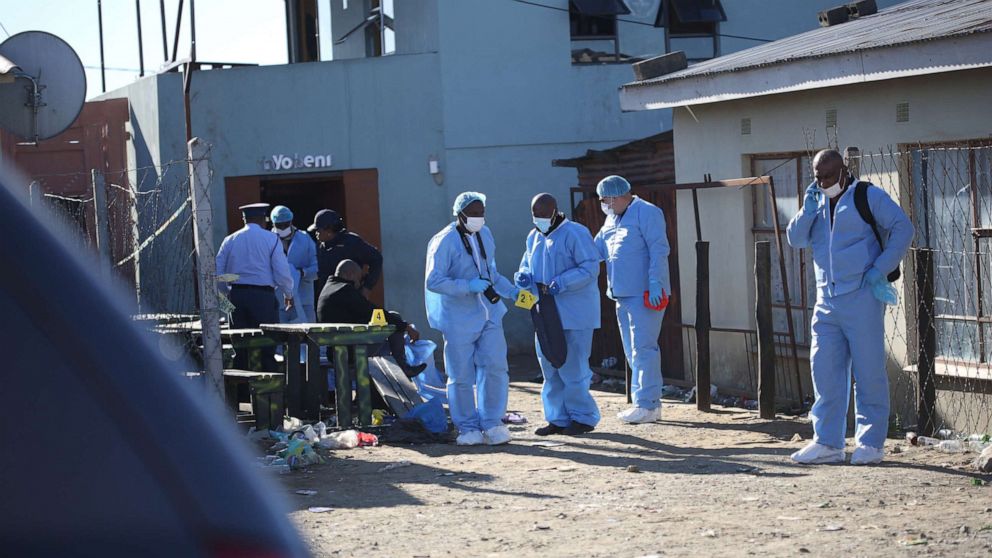 FOTO: El personal forense investiga la muerte de los clientes encontrados dentro de la taberna Enyobeni en Scenery Park, en las afueras de East London, en la provincia de Eastern Cape, Sudáfrica, el 26 de junio de 2022.