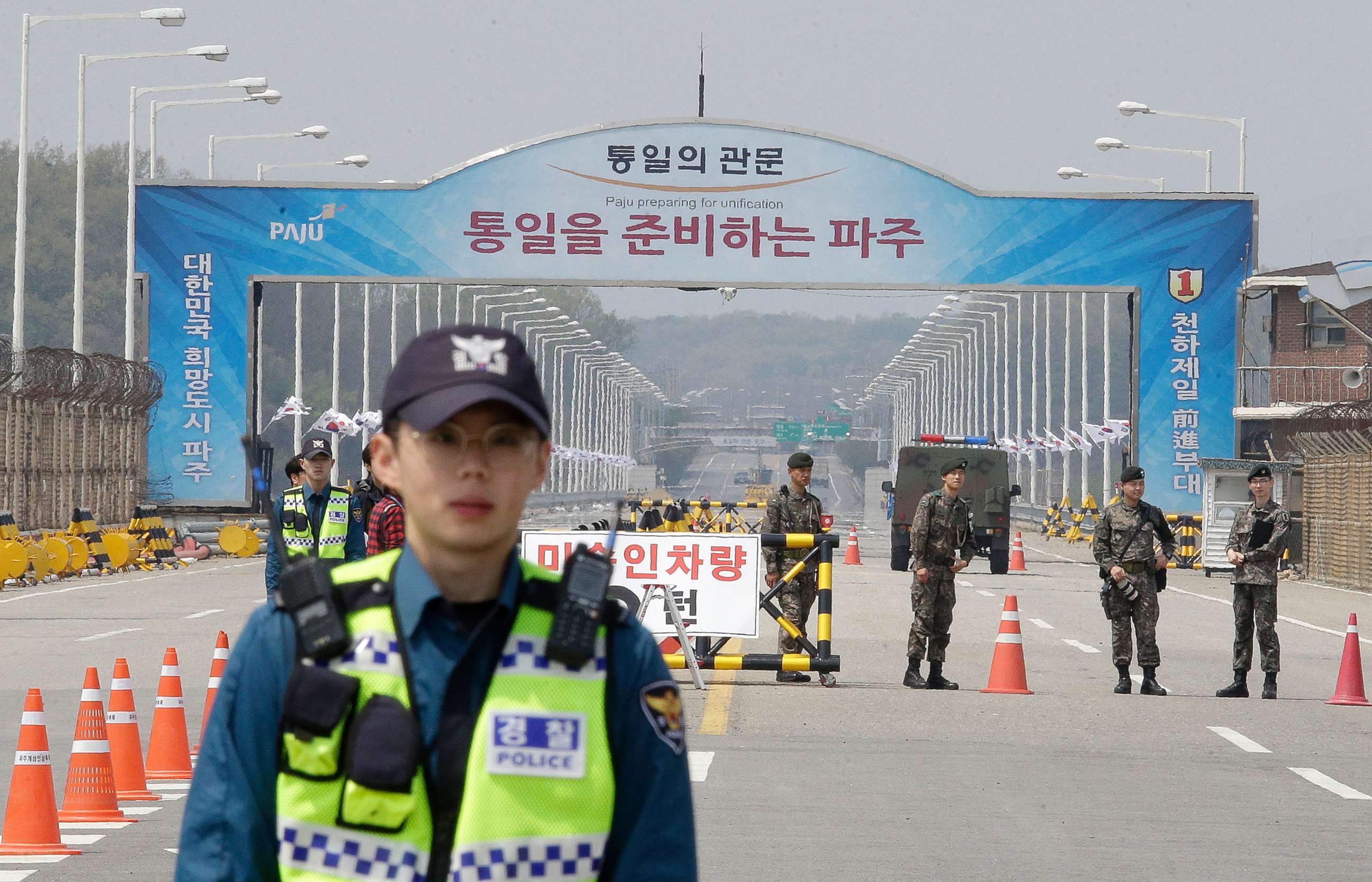 PHOTO: South Korean army soldiers and police officers stand guard at Unification Bridge, which leads to Panmunjom in Paju, South Korea, April 26, 2018.