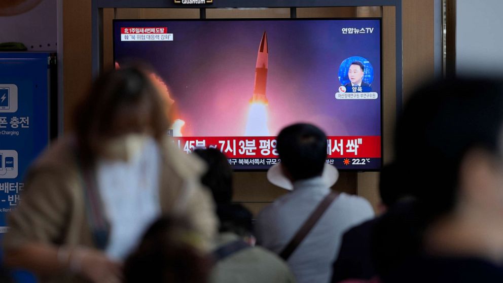 ZDJĘCIE: Na dworcu kolejowym w Seulu w Korei Południowej, 1 października 2022 r., można zobaczyć ekran telewizyjny pokazujący program informacyjny dotyczący wystrzelenia rakiety przez Koreę Północną wraz ze zdjęciami plików. 