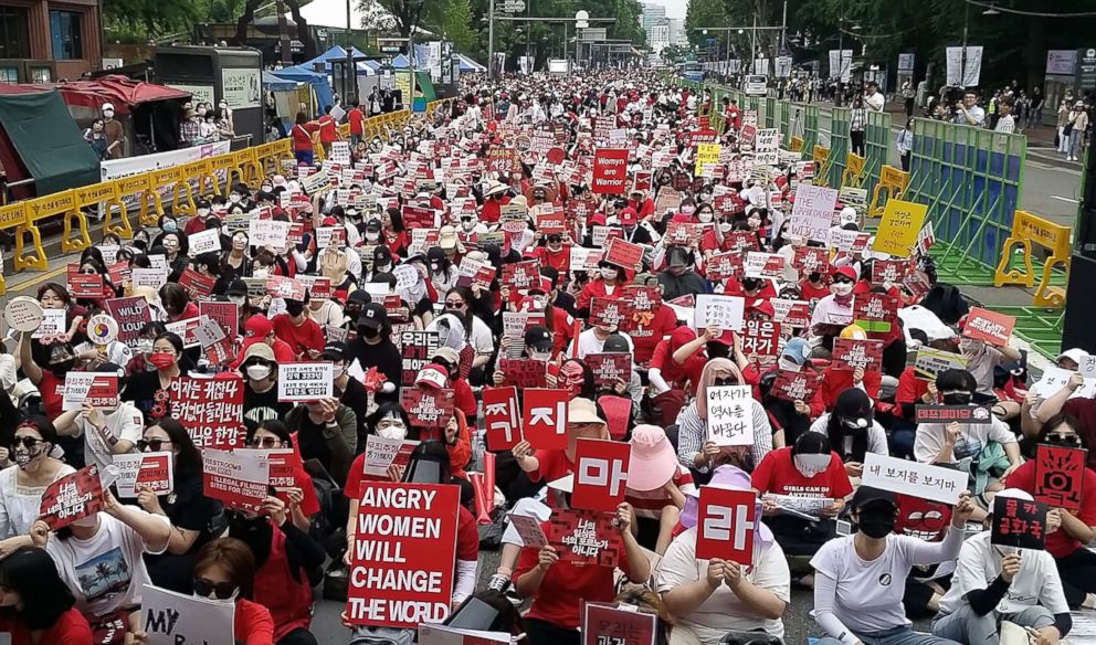 PHOTO: South Korean women hold a monthly protest against secretly-filmed spycam pornography in Seoul, South Korea, June 9, 2018.