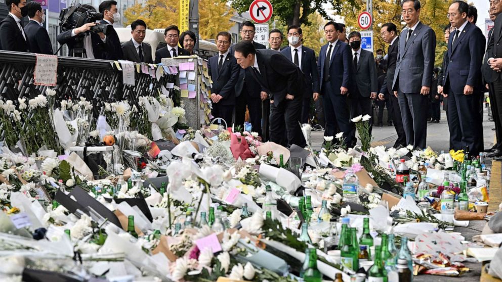 Foto: El presidente de Corea del Sur, Yun Seok-yeol, mira los mensajes de los dolientes en un monumento temporal a las víctimas de la multitud mortal de Halloween, afuera de una estación de metro en el distrito de Itaewon de Seúl el 1 de noviembre de 2022. 