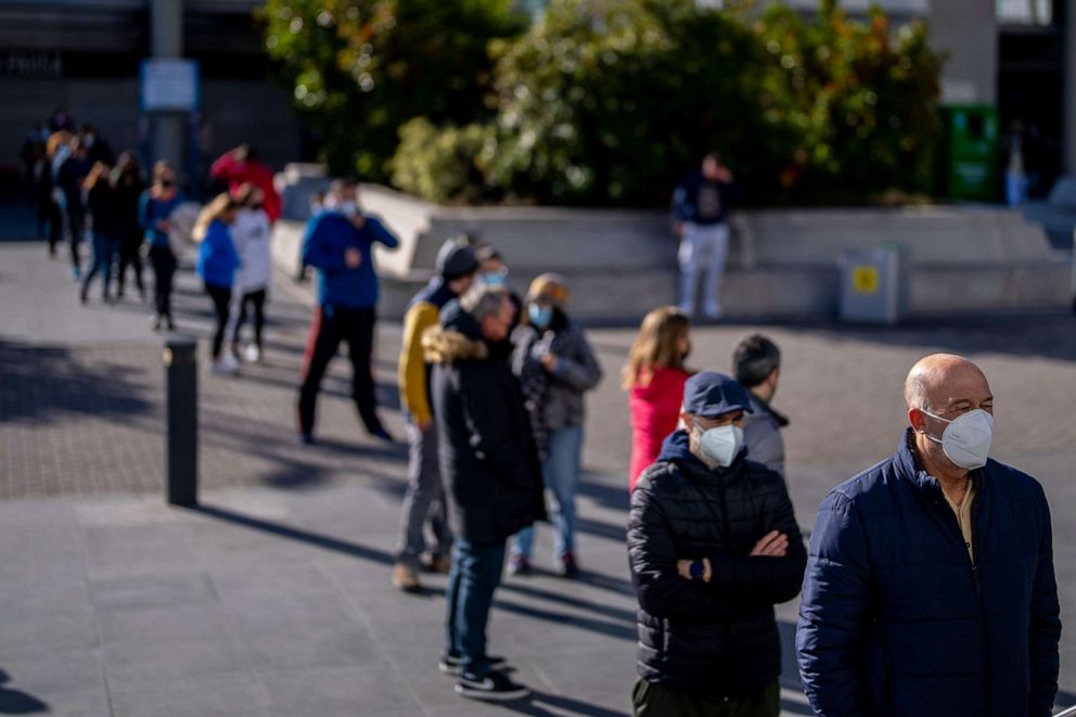 Photo: People wearing face masks to prevent the spread of COVID-19 queue for a COVID-19 test at La Paz Hospital in Madrid, Spain on December 28, 2021.