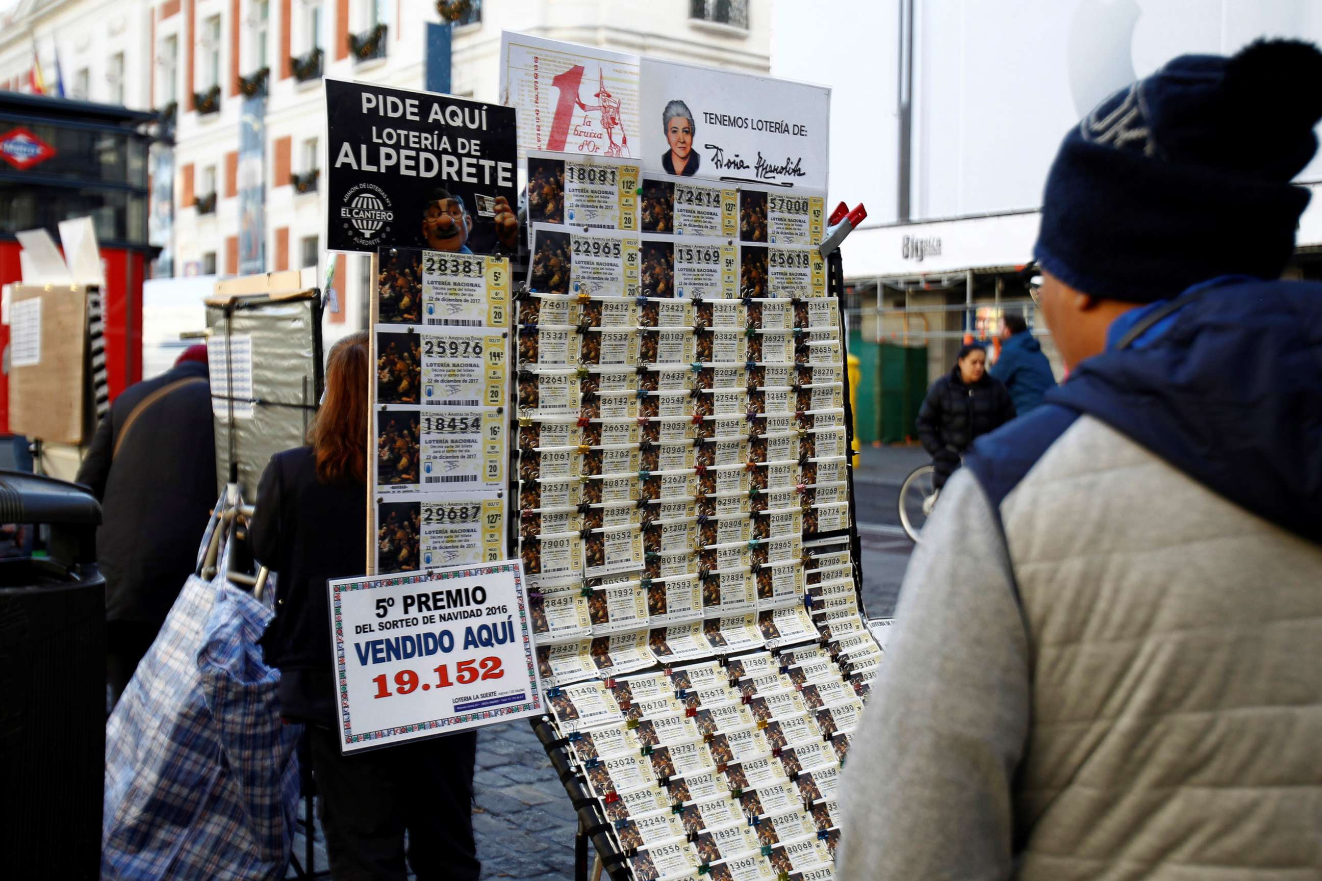 PHOTO: Street vendors sell lottery tickets prior to the Spanish Christmas lottery at downtown Madrid, Dec. 21, 2017. 