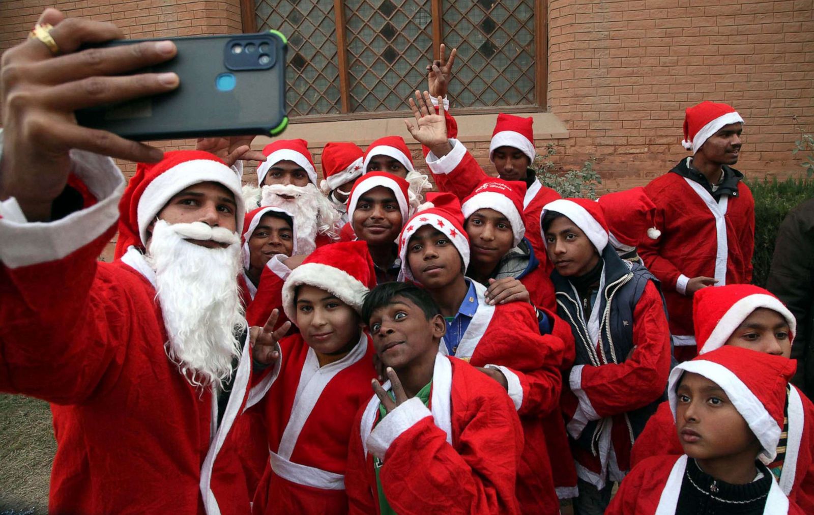 peshawar-pakistan-picture-celebrating-the-holiday-season-around-the-world-abc-news