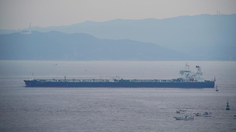 Angkatan Laut Iran menyita sebuah kapal tanker minyak di Teluk Oman