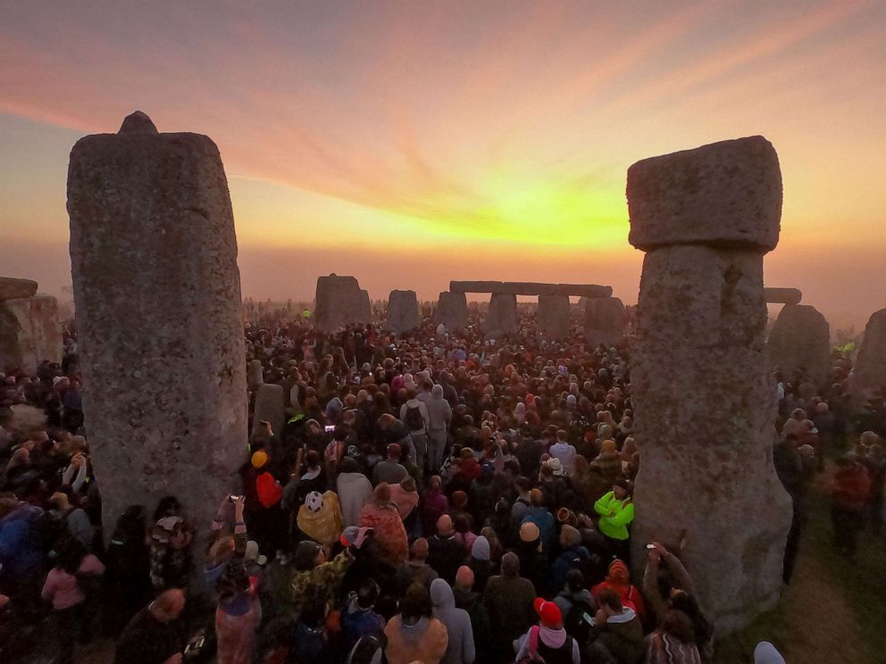 FOTOĞRAF: İnsanlar 21 Haziran 2022'de Wiltshire, İngiltere'deki Stonehenge'de gün doğumu için toplanıyor.