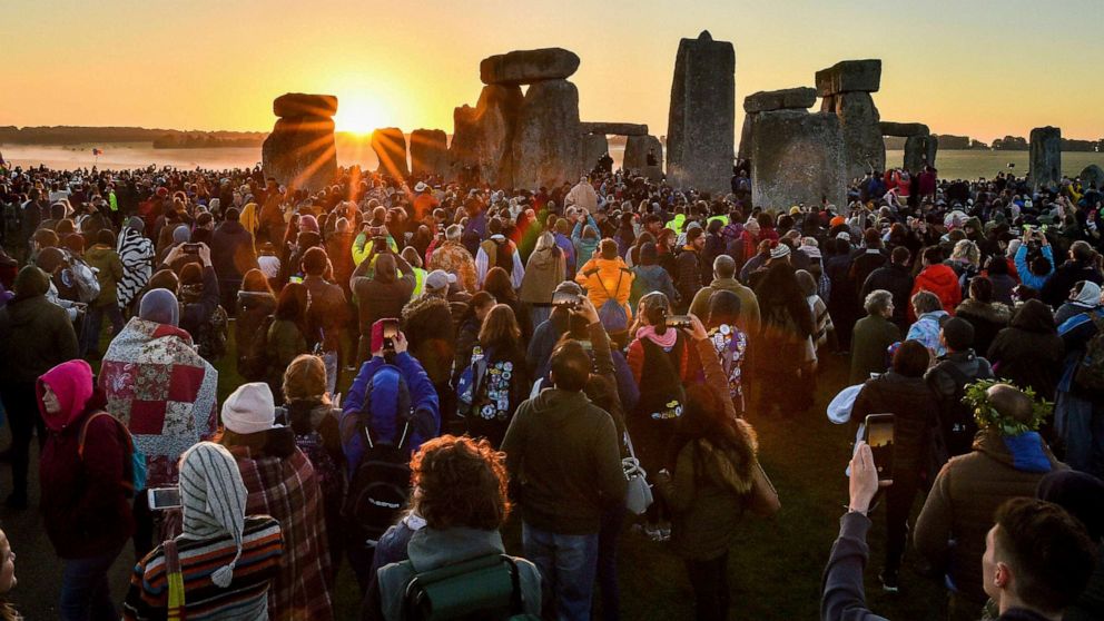 PHOTO: The sun rises at Stonehenge as crowds of people gather to celebrate the dawn of the longest day in Amesbury, England, June 21, 2019.