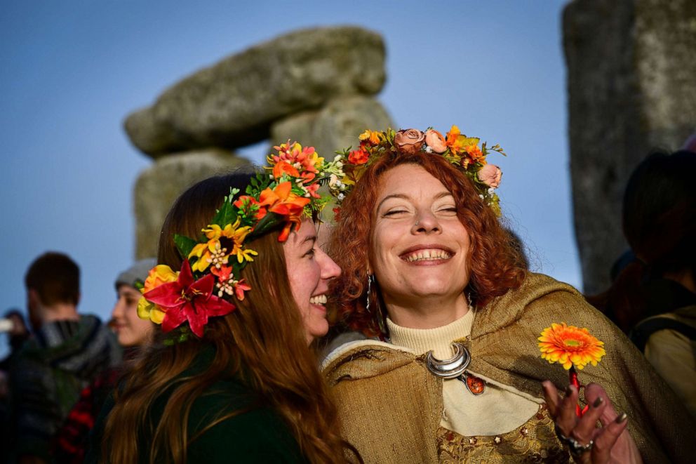 FOTOĞRAF: İnsanlar 21 Haziran 2022'de Wiltshire, İngiltere'deki Stonehenge'de gün doğumu için toplanıyor. 