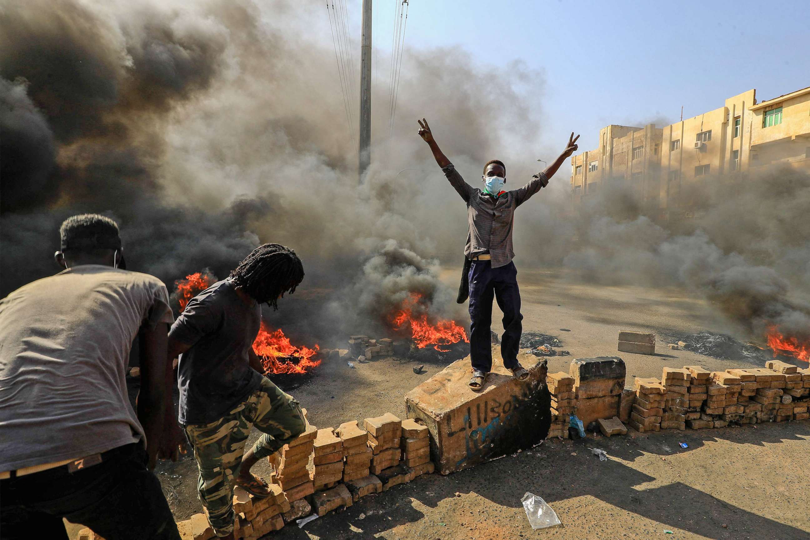PHOTO: Sudanese protesters burn tyres to block a road in 60th Street in the capital Khartoum, to denounce overnight detentions by the army of members of Sudan's government, on Oct. 25, 2021. 