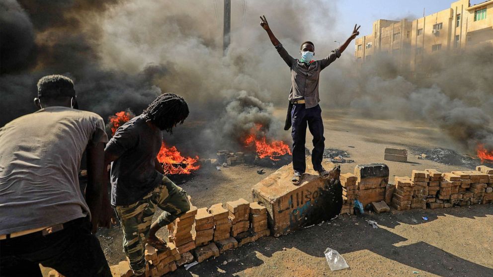 PHOTO: Sudanese protesters burn tyres to block a road in 60th Street in the capital Khartoum, to denounce overnight detentions by the army of members of Sudan's government, on Oct. 25, 2021. 