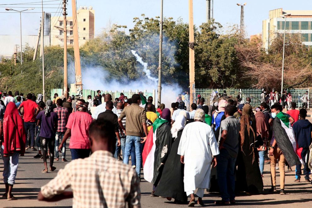 PHOTO: Sudanese demonstrators burn tires during a protest demanding civilian rule in the "Street 40" in Omdurman, Sudan, Jan. 4, 2022.