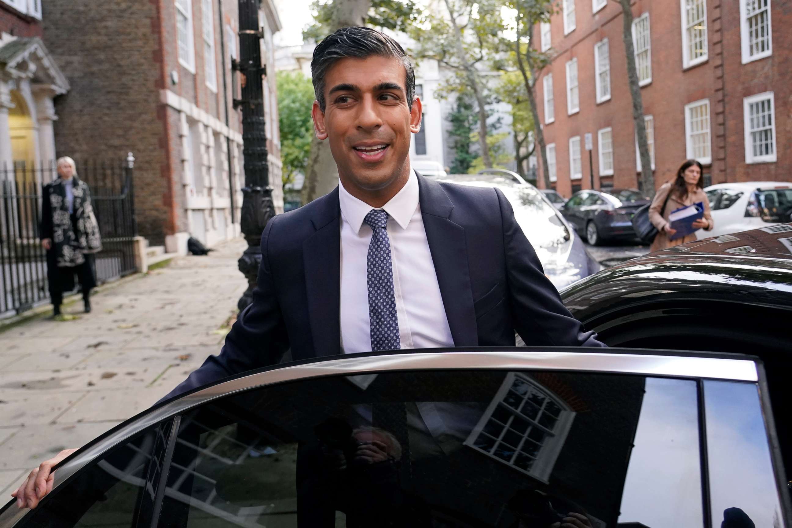 PHOTO: Conservative Party leadership candidate Rishi Sunak leaves the campaign office in London, Oct. 24, 2022.