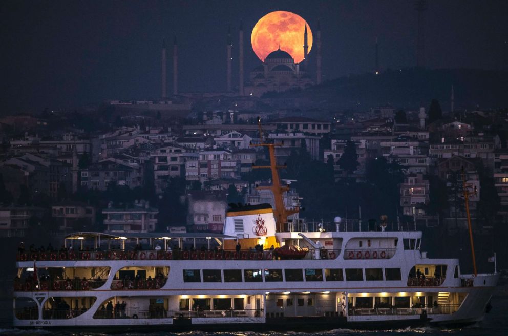 PHOTO: A super moon rises above the Camlica Mosque in Istanbul, on Jan 31, 2018.