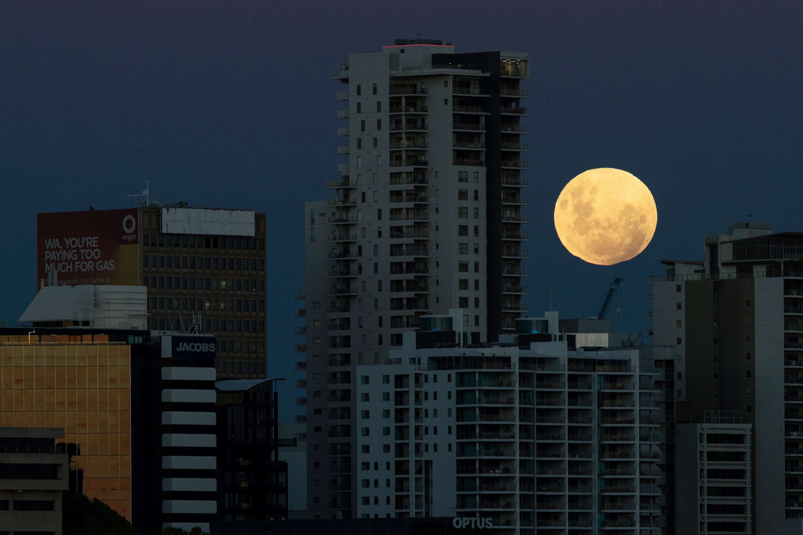 PHOTO: A super blue blood moon rises over the city of Perth in Western Australia, Jan. 31, 2018.