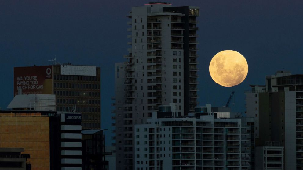 PHOTO: A super blue blood moon rises over the city of Perth in Western Australia, Jan. 31, 2018.